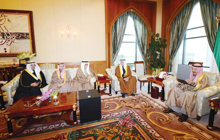 صاحب السمو الامير الشيخ صباح الاحمد مستقبلا عددا من اصحاب الدواوين 