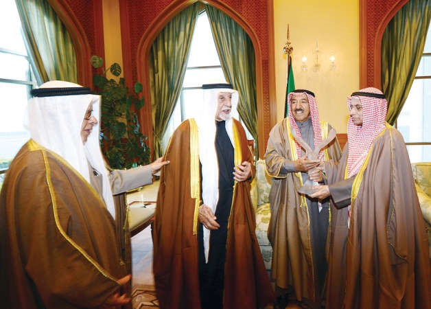 صاحب السمو الامير الشيخ صباح الاحمد يتلقى هدية تذكارية من م عبدالرحمن الغنيم وفهد المعجل وعبدالعزيز الغنام