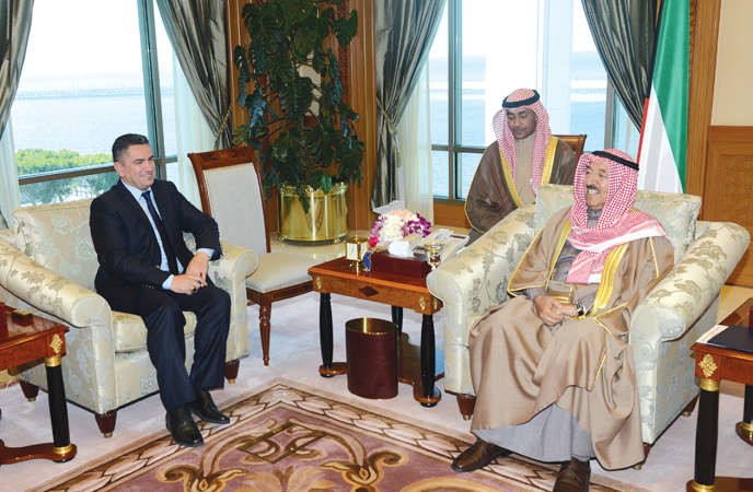 صاحب السمو الامير الشيخ صباح الاحمد مستقبلا محافظ النجف الاشرف عدنان عبد خضير الزرفي