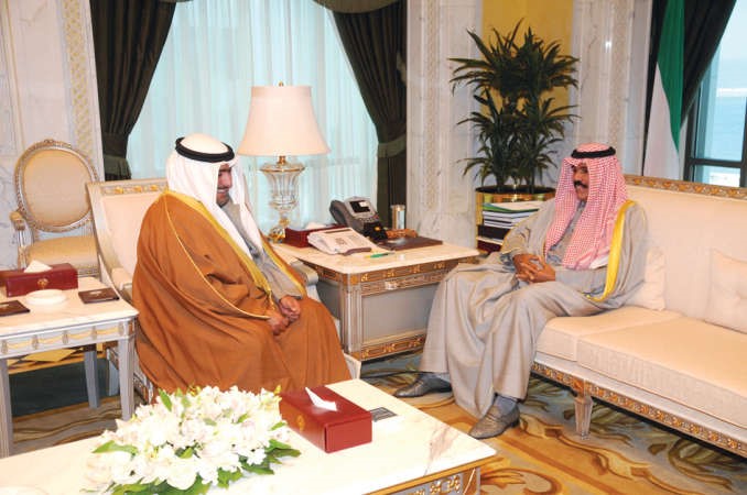 سمو ولي العهد الشيخ نواف الاحمد مستقبلا الشيخ ثامر العلي