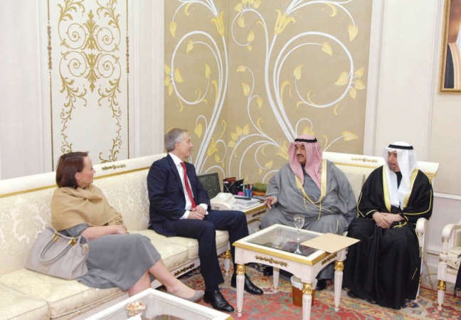 سمو الشيخ ناصر المحمد مستقبلا رئيس وزراء بريطانيا الاسبق توني بلير بحضور د اسماعيل الشطي