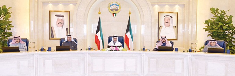 سمو رئيس مجلس الوزراء الشيخ جابر المبارك مترئسا الاجتماع بحضور الشيخ محمد الخالد والشيخ خالد الجراح ود عبدالمحسن المدعج وم عبدالعزيز الابراهيم﻿
