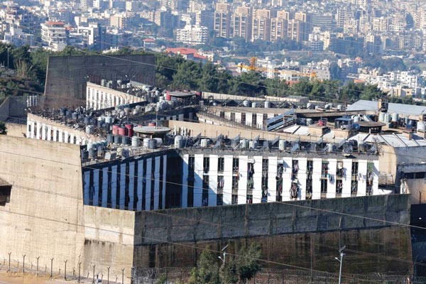 سجن رومية اكبر السجون اللبنانية الذي شهد عملية الاقتحام امس رويترز