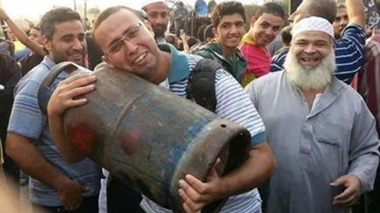مواطن مصري يموت من الفرح بعد حصوله على "اسطوانة غاز"