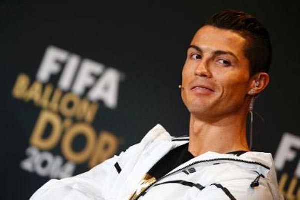 بالصور.. والدة رونالدو تبكي بعد فوز ابنها بالكرة الذهبية 2014 !
