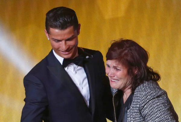 بالصور.. والدة رونالدو تبكي بعد فوز ابنها بالكرة الذهبية 2014 !