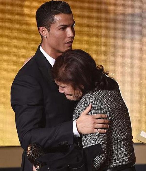 بالصور.. والدة رونالدو تبكي بعد فوز ابنها بالكرة الذهبية 2014 !