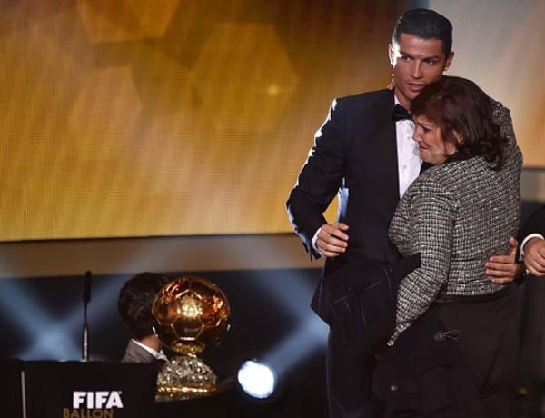 بالصور.. والدة رونالدو تبكي بعد فوز ابنها بالكرة الذهبية 2014 !