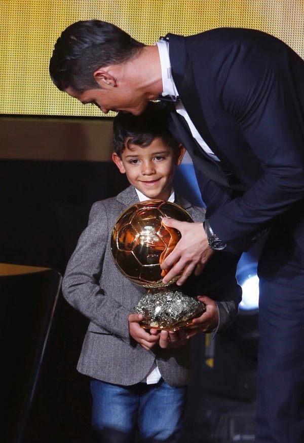 بالصور.. والدة رونالدو تبكي بعد فوز ابنها بالكرة الذهبية 2014 !