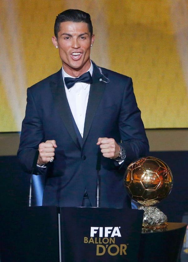 بالصور.. والدة رونالدو تبكي بعد فوز ابنها بالكرة الذهبية 2014 !