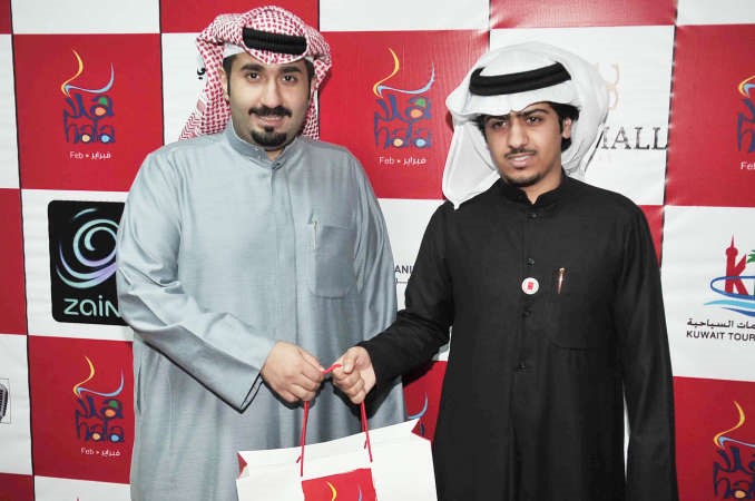 والشاعر جابر بن علوش الاخطل الصغير خلال تكريمه 