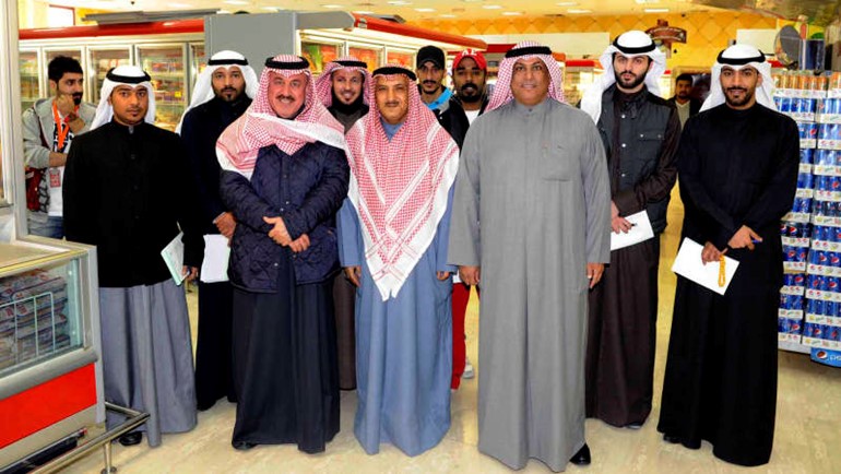 علي حسن وعيد الرشيدي يتوسطان الفريق المشارك ونائب رئيس مجلس الادارة وليد يوسف يعقوب 