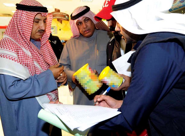 علي حسن يطلع على كشف الاسعار