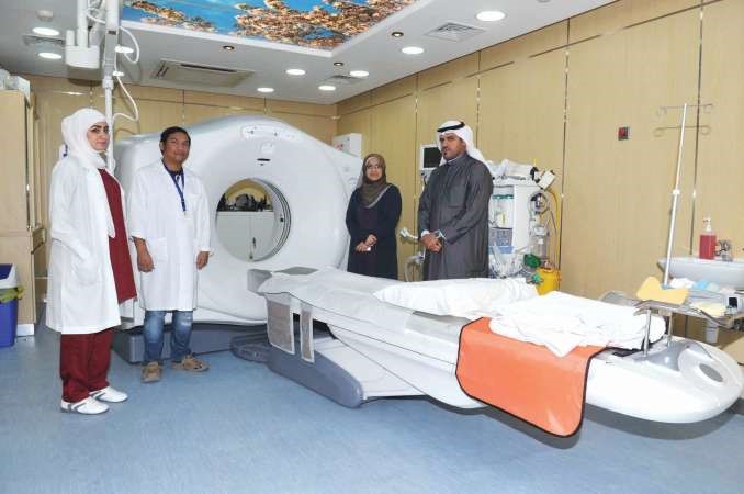 دابرار جوهر حيات مع الزميل عبدالكريم العبدالله وطاقم عمل احدى غرف الاشعة