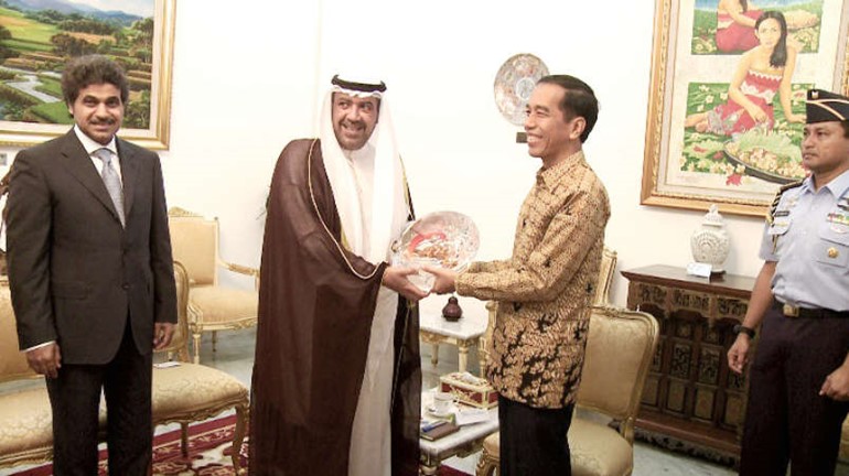 الشيخ احمد الفهد يتسلم درعا من وزير الشباب والرياضة الفلبيني ريكاردو غارسيا ﻿