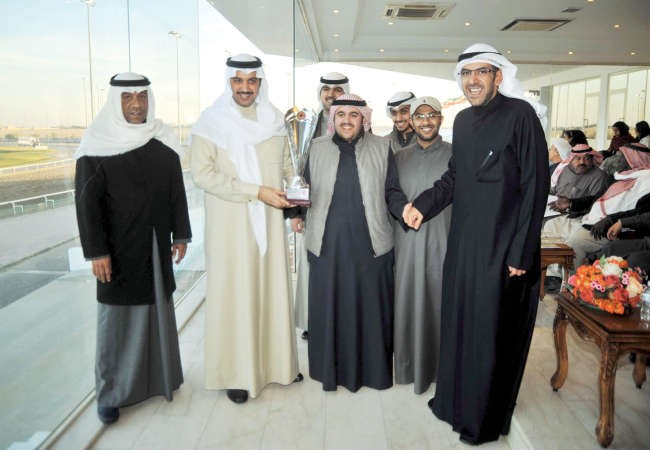 الشيخ مبارك عبدالله المبارك يسلم الكاس للفائز بحضور الشيخ ضاري الفهد﻿