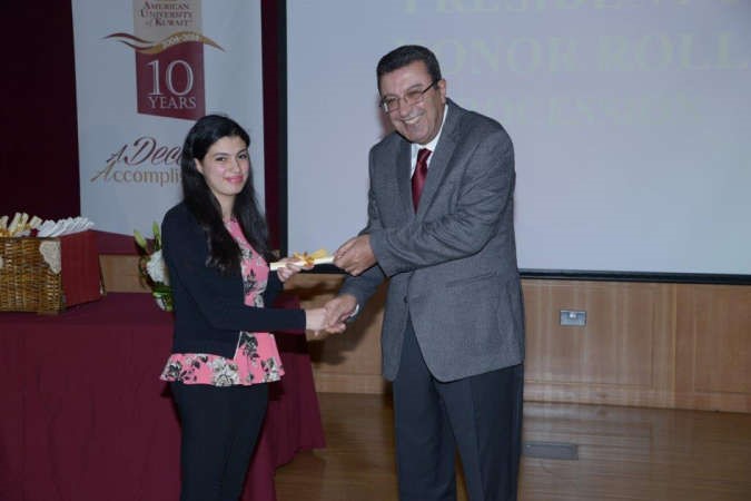  تكريم احدى طالبات قائمة رئيس الجامعة﻿