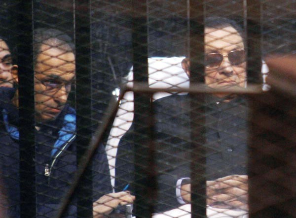 صورة تعود الى نوفمبر الماضي لحسني مبارك ونجله جمالافپ