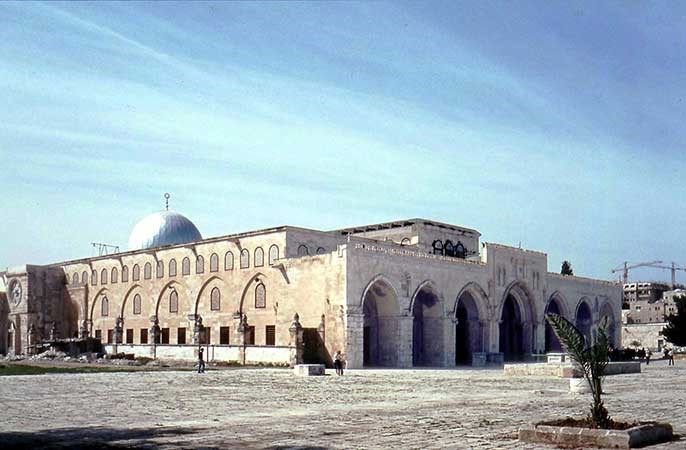 إسرائيل تغلق مؤسسات إسلامية داعمة لـ«الأقصى» وجماعات يهودية متطرفة تقتحمه مجدداً