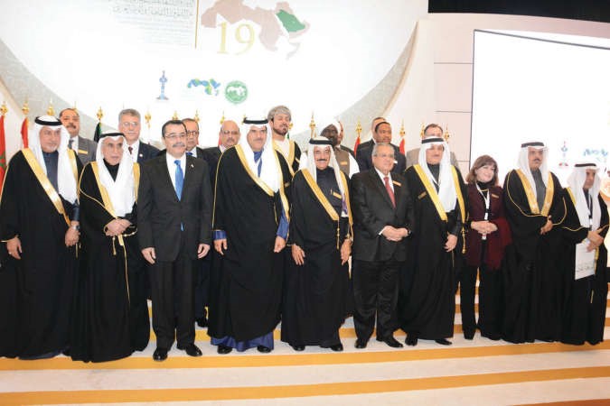 الشيخ سلمان الحمود متوسطا المشاركين في الدورة 19 لمؤتمر وزراء الثقافة العرب بالرياض﻿