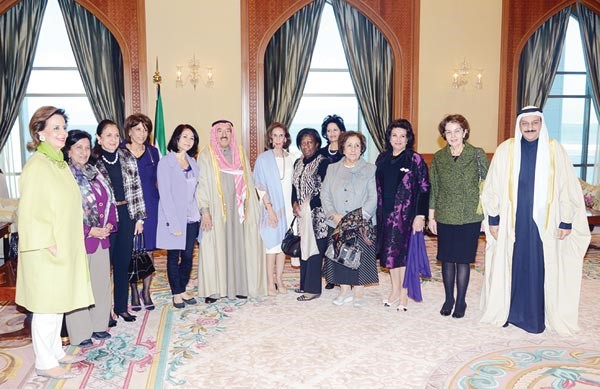 صاحب السمو الامير الشيخ صباح الاحمد في لقطة تذكارية مع رئيس واعضاء المبادرة الكويتية لمساندة الشعب المصري
