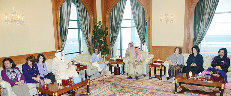 صاحب السمو الامير الشيخ صباح الاحمد مستقبلا رئيسة واعضاء المبادرة الكويتية لمساندة الشعب المصري﻿