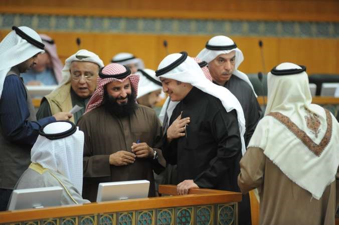 عسكر العنزي وسعود الحريجي وبعض النواب يحيطون برئيس الحكومة
﻿