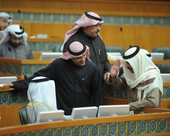 حمد سيف وفيصل الكندري في حديث مع سمو رئيس الحكومة ﻿