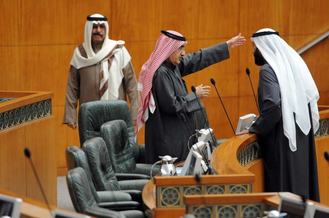 حديث بين معبدالعزيز الابراهيم ودعلي العمير ويبدو حمد سيف
﻿