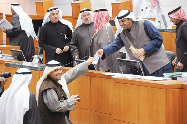 الوزير انس الصالح يسلم الشيخ محمد العبدالله مبلغا من المال عن رسم مشاركة الحكومة في عضوية الشعبة البرلمانية