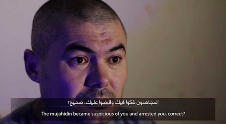 فيديو مروع.. طفل داعشي يقتل رجلين بتهمة التجسس على الدولة الاسلامية