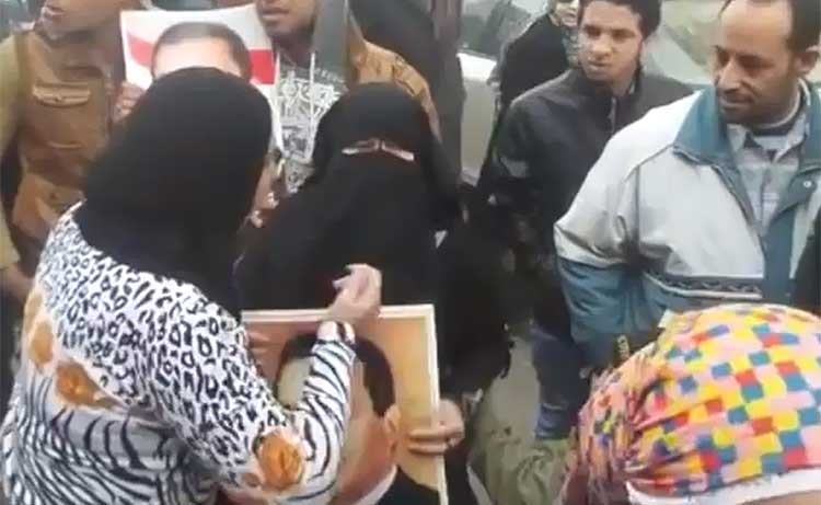 بالفيديو.. مصرية منتقبة تكشف وجهها لالتقاط صورة مع "مبارك"
