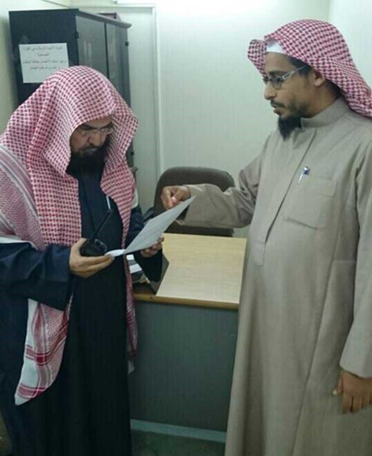 بالصور.. السديس يجالس زوار الحرم ويسألهم عن مدى رضاهم عن الخدمات المقدمة لهم