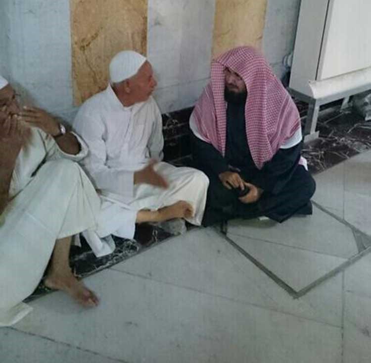 بالصور.. السديس يجالس زوار الحرم ويسألهم عن مدى رضاهم عن الخدمات المقدمة لهم