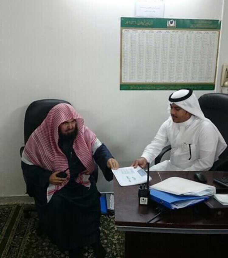بالصور.. السديس يجالس زوار الحرم ويسألهم عن مدى رضاهم عن الخدمات المقدمة لهم