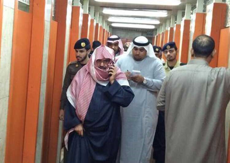 بالصور.. السديس يجالس زوار الحرم ويسألهم عن مدى رضاهم عن الخدمات المقدمة لهم