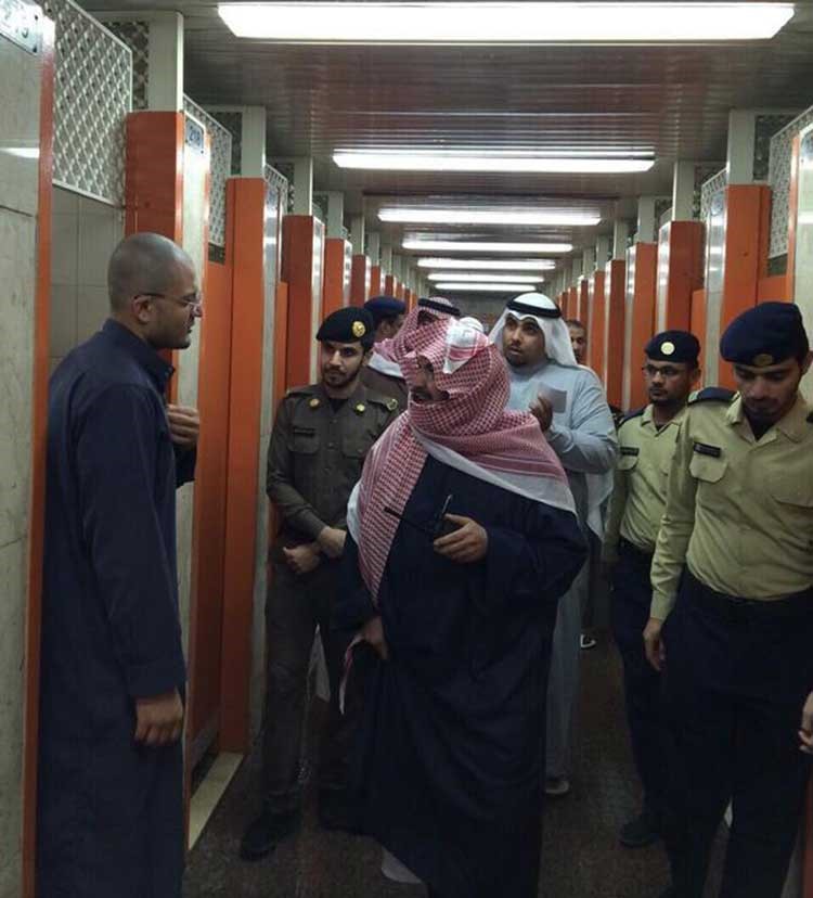 بالصور.. السديس يجالس زوار الحرم ويسألهم عن مدى رضاهم عن الخدمات المقدمة لهم