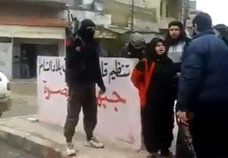 بالفيديو.. "جبهة النصرة" تعدم امرأة سورية مسنة بطريقة وحشية متجاهلة توسلاتها