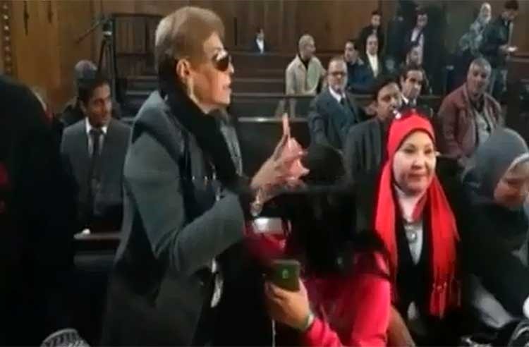 بالفيديو.. مصرية لمبارك داخل المحكمة: «هات بوسه بُق»