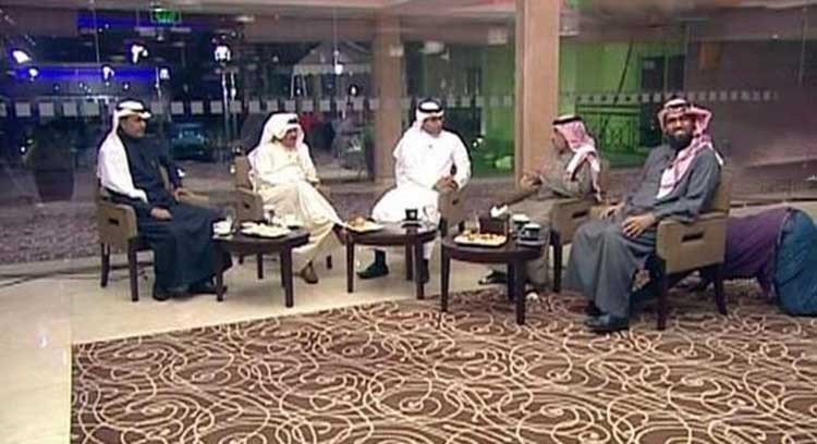 شاهد.. صورة لرجل خلف أحد الضيوف في قناة "الرياضية السعودية" تثير تندر المغردين