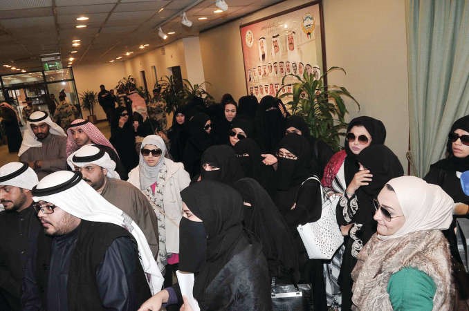 جانب من اعتصام موظفي الرعاية الاجتماعية امام مكتبي وزير ووكيل الشؤون في مجمع الوزارات				اسامة ابوعطية﻿