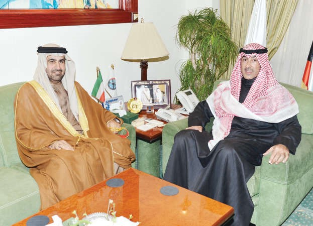 الشيخ فواز الخالد مستقبلا سفير الامارات لدى الكويت رحمة الزعابي 