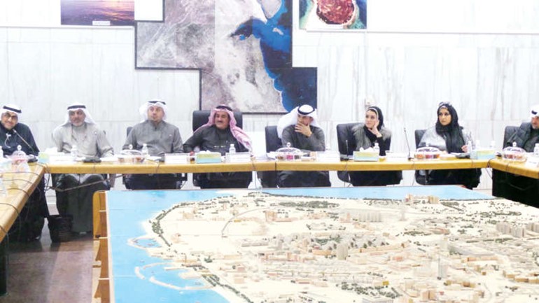 ماحمد الفضالة مترئسا اجتماع اللجنة 