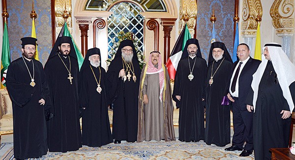 صاحب السمو الامير الشيخ صباح الاحمد في لقطة تذكارية مع البطريرك يوحنا العاشر والوفد المرافق