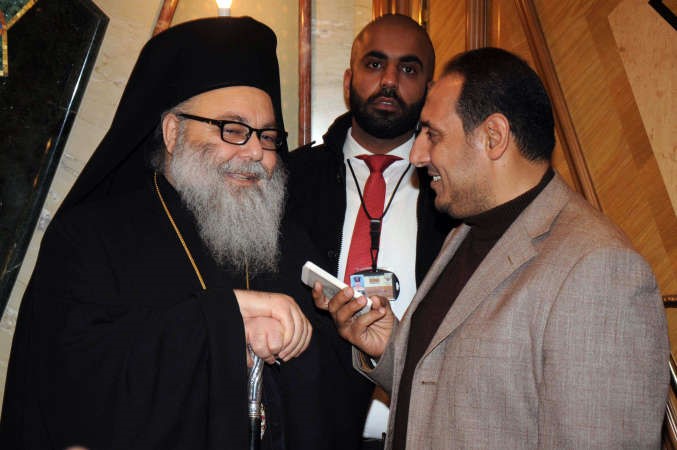 البطريرك يوحنا العاشر متحدثا للزميل اسامة ابوالسعود	محمد خلوصي﻿