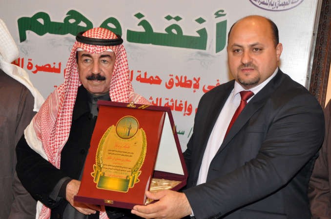 درع تكريمية لامير قبيلة العجمان سلطان بن حثلين﻿