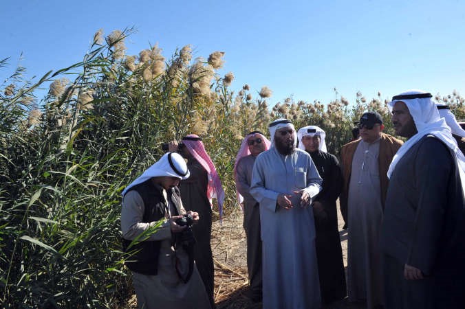 الشيخ عبدالله الحمود يستمع الى شرح عن الطيور البحرية في المحمية