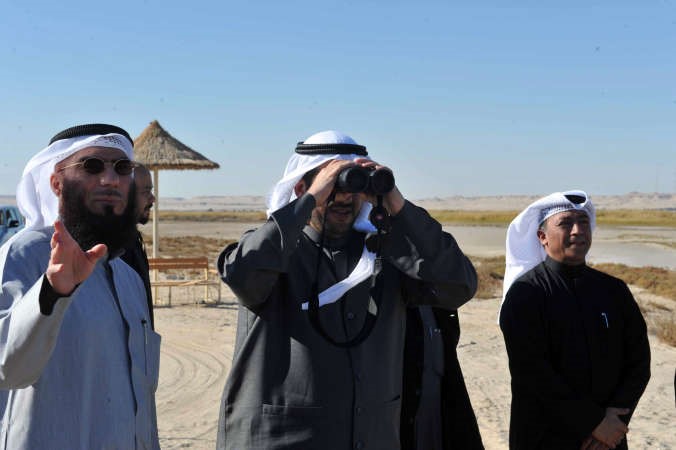 الشيخ عبدالله الحمود يتابع بعض الطيور بالمنظار