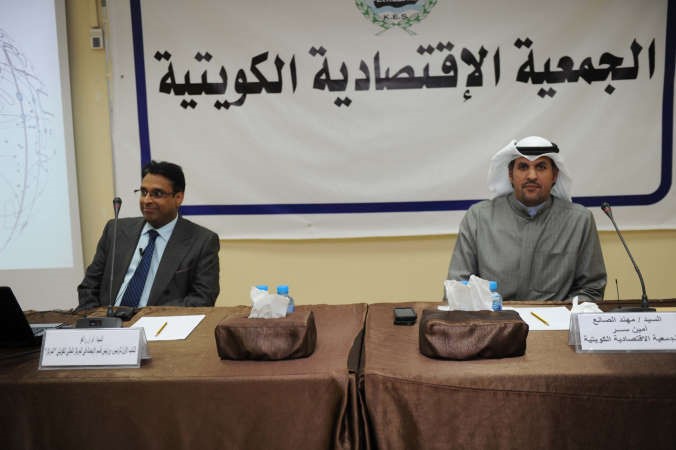 ام ار راغو متحدثا خلال الندوة ويبدو مهند الصانع الذي ادار الندوة﻿