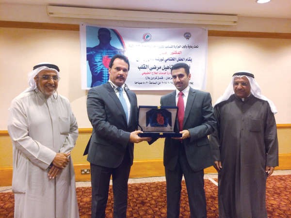 دجمال الحربي مكرما احد المشاركين في البرنامج التدريبي﻿